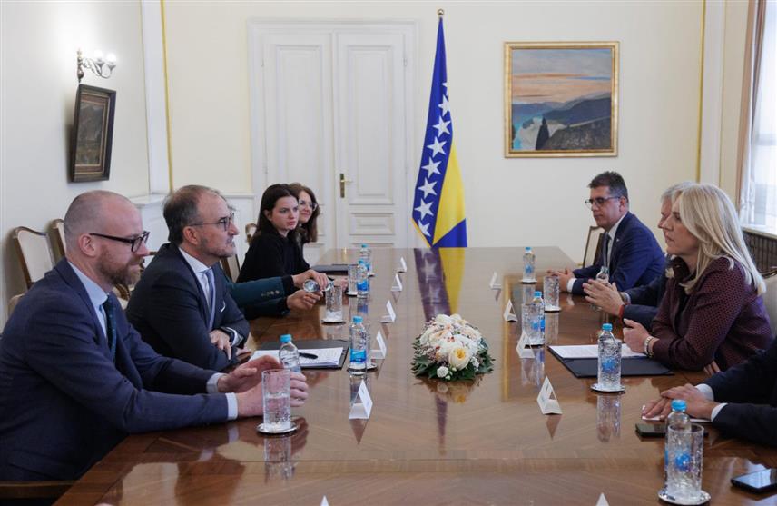 САРАЈЕВО, 7. АПРИЛА /СРНА/ - Српски члан и предсједавајућа Предсједништва БиХ Жељка Цвијановић на састанку у Сарајеву са члановима Комитета за спољне послове Европског парламента.