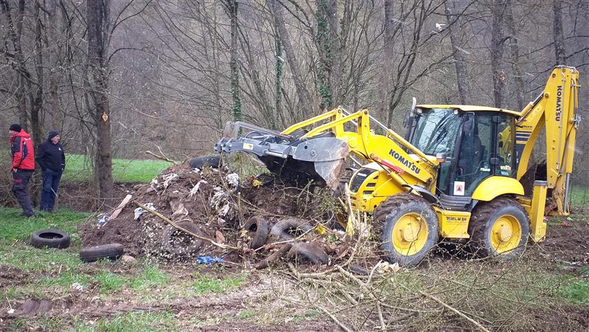 ВЛАСЕНИЦА, 7. АПРИЛА /СРНА/ - На одлагалишту отпада у Драгасевцу у општини Власеница, које пријети да угрози домаћинства и проузрокује еколошку катастрофу великих размјера, почело је чишћење и одвоз смећа.