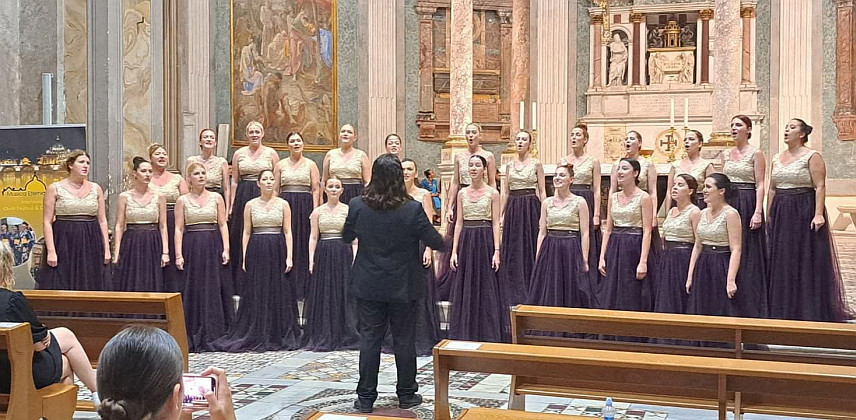 БАЊАЛУКА, 8. АПРИЛА /СРНА/ - Женски камерни хор "Бањалучанке" учествоваће од 13. до 17. априла на реномираном 19. Интернационалном хорском такмичењу у Будумпешти, које ће окупити више од 30 хорова из 12 земаља.	

