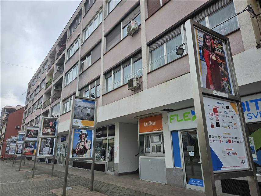 ПРИЈЕДОР, 8. АПРИЛА /СРНА/ - Изложба фотографија "И ми сањамо", посвећена лицима са Дауновим синдромом, постављена је у центру града у Приједору.