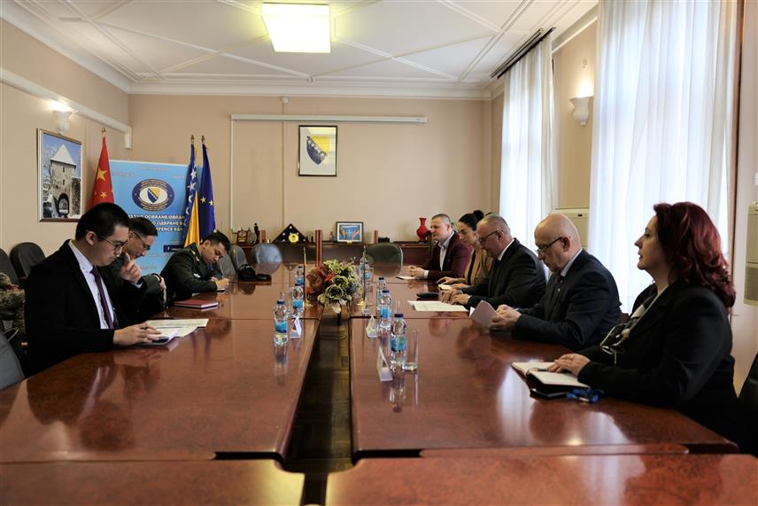 САРАЈЕВО, 8. АПРИЛА /СРНА/ - Министар одбране у Савјету министара Зукан Хелез примио је у наступну посјету новоименованог војног аташеа Кине бригадира Сун Ђилонга.