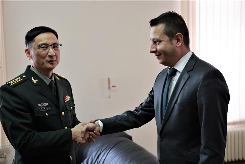 САРАЈЕВО, 8. АПРИЛА /СРНА/ - Замјеник министра одбране у Савјету министара за управљање ресурсима Александар Гогановић примио је у наступну посјету новоименованог војног аташеа Кине старијег бригадира Сун Ђилонга.