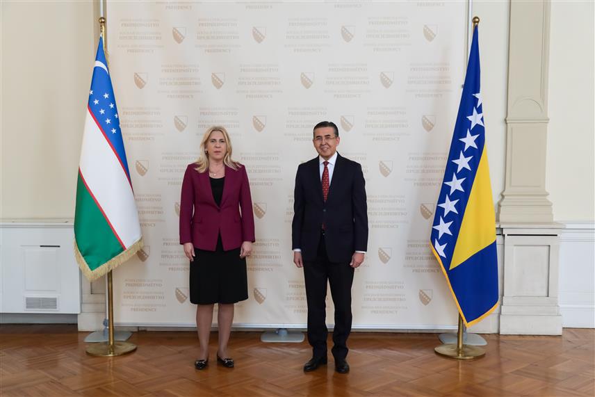 САРАЈЕВО, 8. АПРИЛА /СРНА/ - Српски члан и предсједавајућа Предсједништва БиХ Жељка Цвијановић примила је данас у Сарајеву акредитивно писмо амбасадора Узбекистана за БиХ са сједиштем у Бечу Бахтијора Ибрагимова.