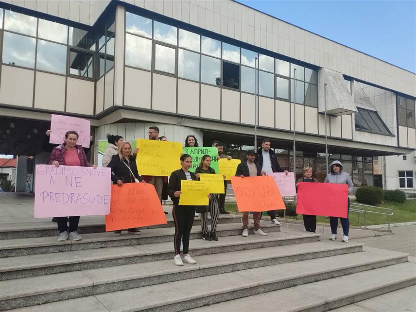 БИЈЕЉИНА, 8. АПРИЛА /СРНА/ - Међународни дан Рома обиљежен је данас у Бијељини подизањем заставе уз интонирање ромске химне у центру града и поруком – заједно градимо снове, не предрасуде.