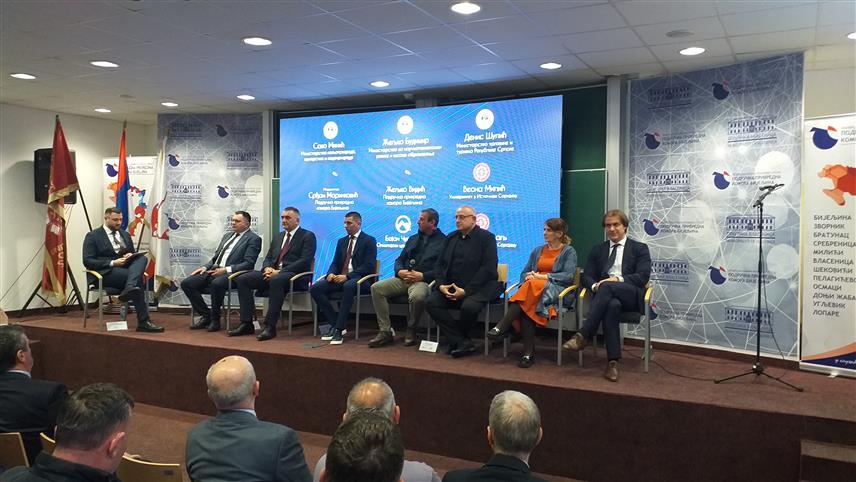 ВЛАСЕНИЦА, 8. АПРИЛА /СРНА/ - Министар за научнотехнолошки развој и високо образовање Републике Српске Жељко Будимир је данас у Власеници учествовао на конференцији "Високо образовање, туризам и привреда, са фокусом на шумарство и пољопривреду - Интердисциплинарни приступ одрживом развоју", коју су организовале Подручна привредна комора Бијељина и општина Власеница.