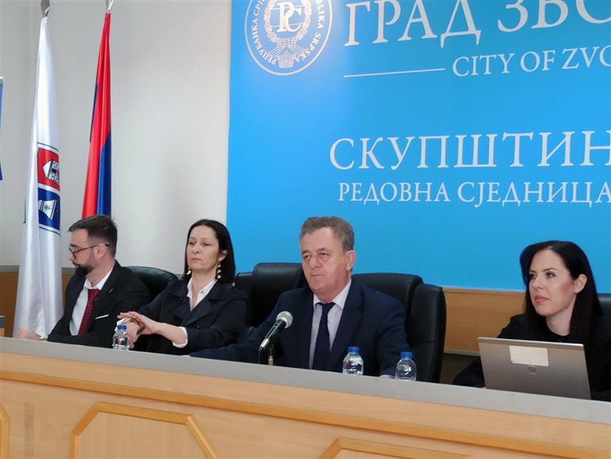 ЗВОРНИК, 8. АПРИЛА /СРНА/ - Предсједник Радне групе за израду новог устава Републике Српске Витомир Поповић рекао је данас да Српска треба да донесе модеран устав који ће бити основ за њен даљи развој.

