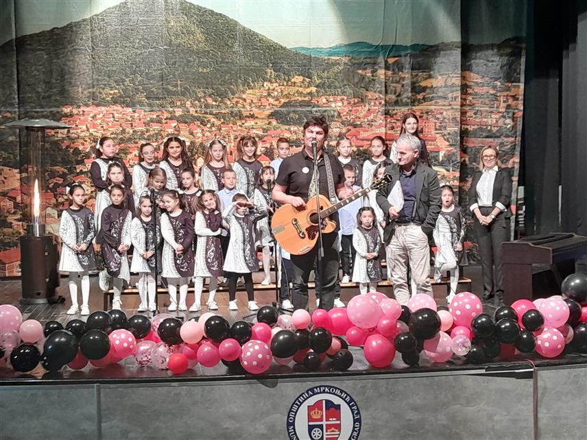 МРКОЊИЋ ГРАД, 8. АПРИЛА /СРНА/ - У Мркоњић Граду данас је за ученике двије основне школе одржан музички шоу "Пустоловине летеће гитаре", а у програму је, између осталих, учествовао дјечији пјесник Тоде Николетић.