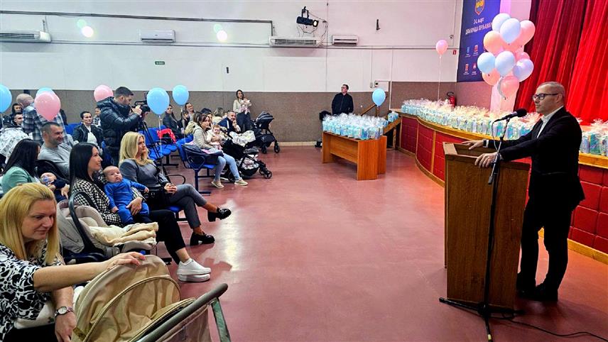 ПРЊАВОР, 8. АВГУСТА /СРНА/ - Градоначелник Прњавора Дарко Томаш уприличио је данас пријем за родитеље 71 новорођенчета са подручја ове локалне заједнице којима је исплатио по 500 КМ.