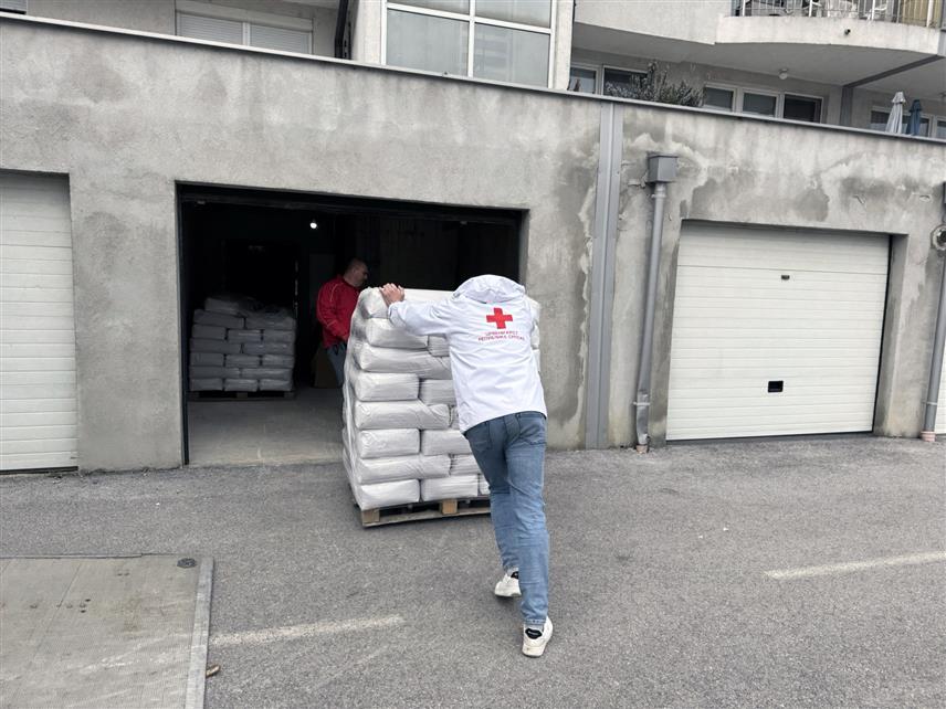 ПАЛЕ, 8. АПРИЛА /СРНА/ - Црвени крст Републике Српске континуирано врши дистрибуцију брашна за социјално угрожене кориснике ове организације које је обезбиједила Влада Републике Српске.