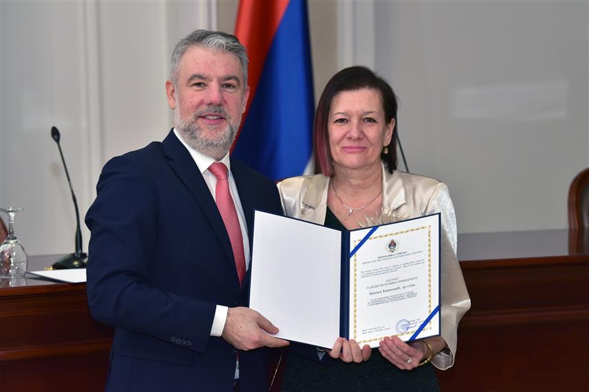 БАЊАЛУКА, 8. АПРИЛА /СРНА/ - Министар здравља и социјалне заштите Републике Српске Ален Шеранић уручио је данас, поводом Свјетског дана здравља, одлуке о додјели назива примаријус стоматологу Бранки Бојиновић, запосленој у Заводу за стоматологију Републике Српске и радиологу Драгану Ђокићу, запосленом у Специјалистичком центру "Кућа здравља" Бијељина.	

