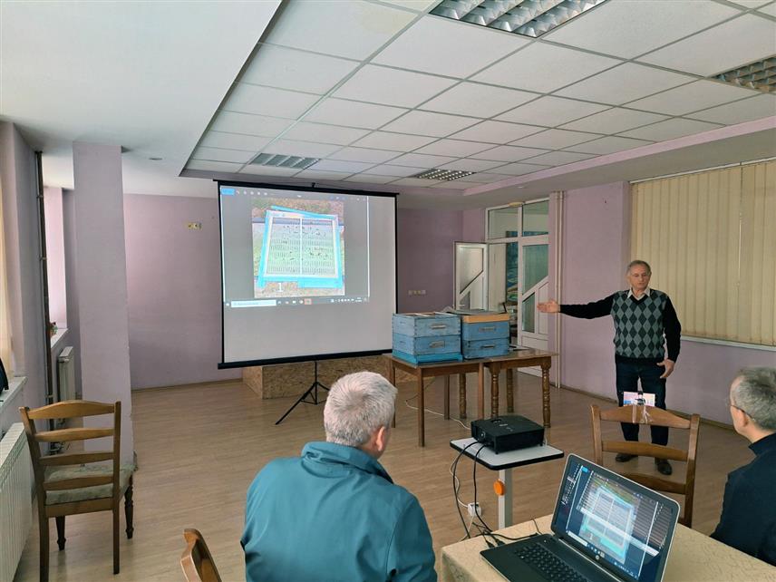 ШАМАЦ, 8. АПРИЛА /СРНА/ - Пчелари широм Републике Српске суочавају се са озбиљним губицима у пчелињим друштвима због паразита вароа, истакнуто је вечерас на предавању за пчеларе у Шамцу.