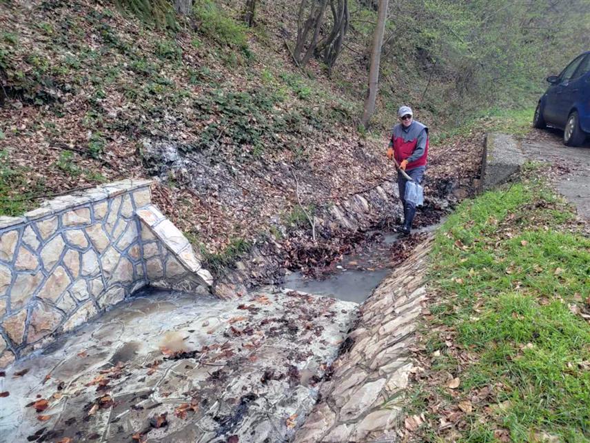 ЛОПАРЕ, 8. АПРИЛА /СРНА/ - Уређењем излетишта Сумпорна вода на Мајевици данас почела акција "Април – мјесец чистоће" коју је покренула општина Лопаре с циљем унапређења животне средине и подизања свијести о важности очувања природе.