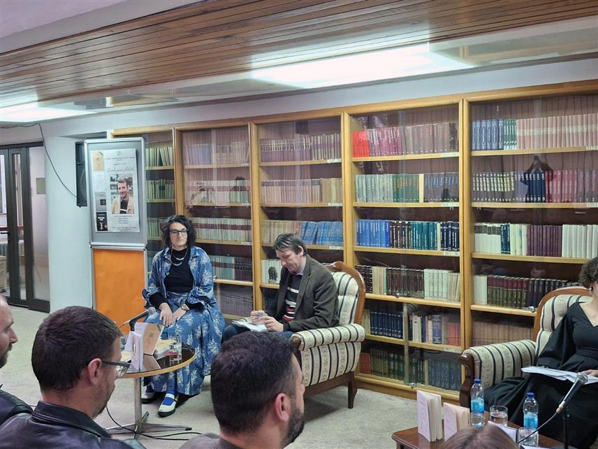 БИЈЕЉИНА, 8. АПРИЛА /СРНА/ - У Народној библиотеци "Филип Вишњић" у Бијељини вечерас су представљене књиге поезије Слободана Јовића "Брза пошта", "У кострети", "Страх од савршенства", "Исусов трн".