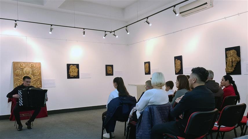 ДОБОЈ, 8. АПРИЛА /СРНА/ - У Добоју је вечерас одржан солистички концерт Стојана Бојића из Бањалуке који је на хармоници извео дјела из периода романтизма, барока, 20. и 21. вијека, а композицију "Успомене у будућности" посветио је тројици преминулих младића из Лакташа.