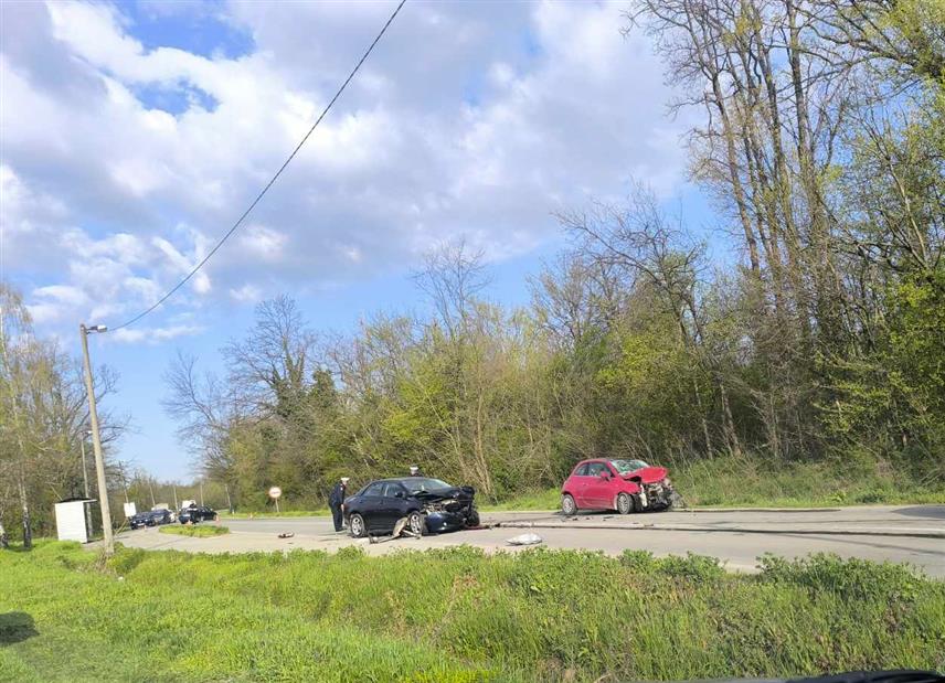 БИЈЕЉИНА, 8. АПРИЛА /СРНА/ - Два лица јутрос су тешко повријеђена у судару три аутомобила у Сувом Пољу, на магистралном путу Бијељина-Тузла.