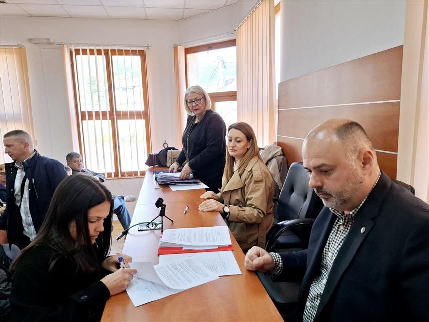 ВИШЕГРАД, 9. АПРИЛА /СРНА/ - Начелник општине Вишеград Младен Ђуревић потписао је данас уговоре о стипендирању 100 студената са подручја ове локалне заједнице, за шта је из општинског буџета издвојено 150.000 КМ.