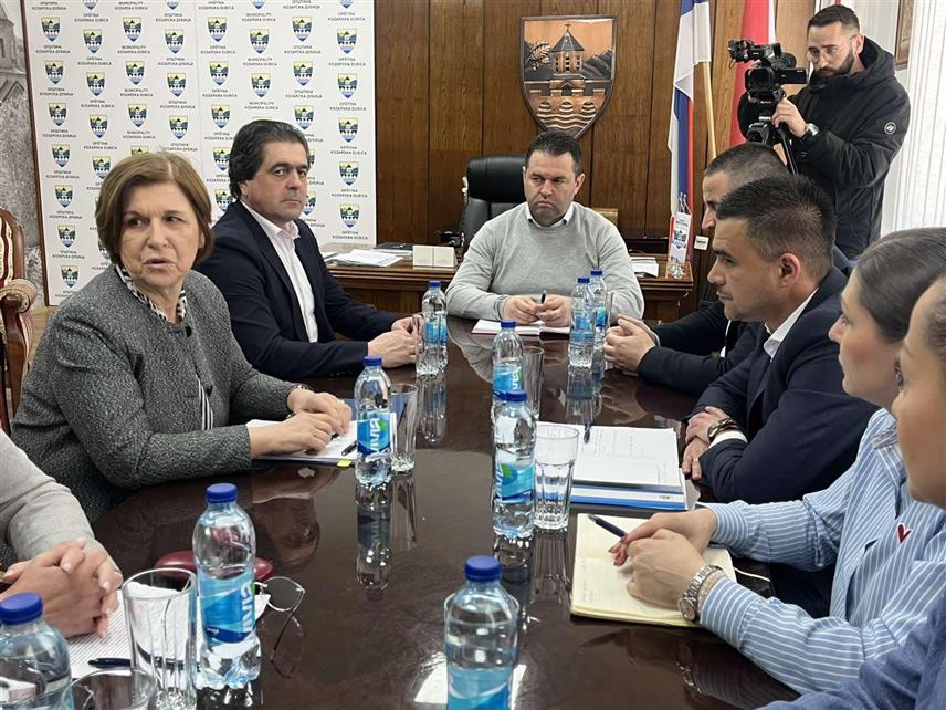 КОЗАРСКА ДУБИЦА, 9. АПРИЛА /СРНА/ - Министар просвјете и културе Републике Српске Жељка Стојичић састала се са начелником општине Козарска Дубица Игором Савковићем да би разговарали о алтернтивном рјешењу за дјецу која су похађала вртић "Пчелица" у коме се обрушио плафон.