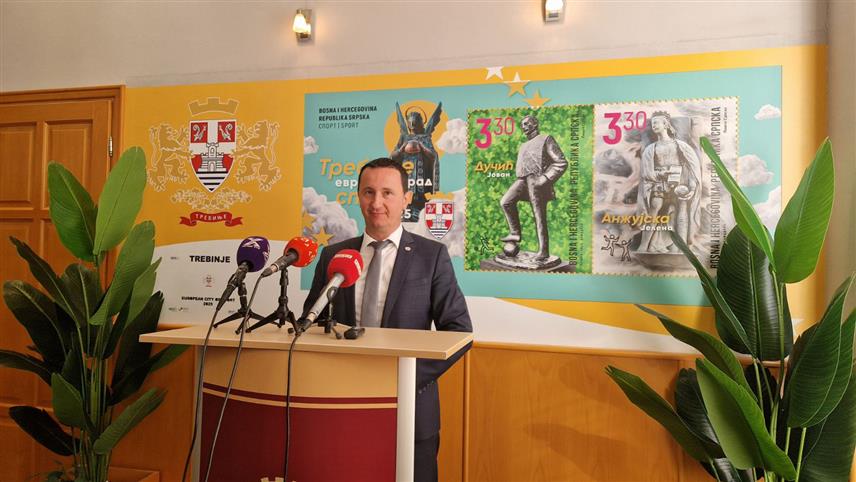 TРЕБИЊЕ, 9. АПРИЛА /СРНА/ - Градоначелник Tребиња Мирко Ћурић на конференцији за новинаре поводом напада на службено возило у Никшићу.