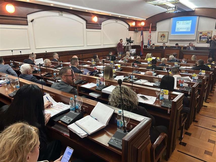 БАЊАЛУКА, 9, АПРИЛА /СРНА/ - У току је ванредна сједница Скупштине града Бањалука са дневним редом од шест тачка, међу којима и именовање комисије која ће се бавити стањем у предузећу "Деп-от".