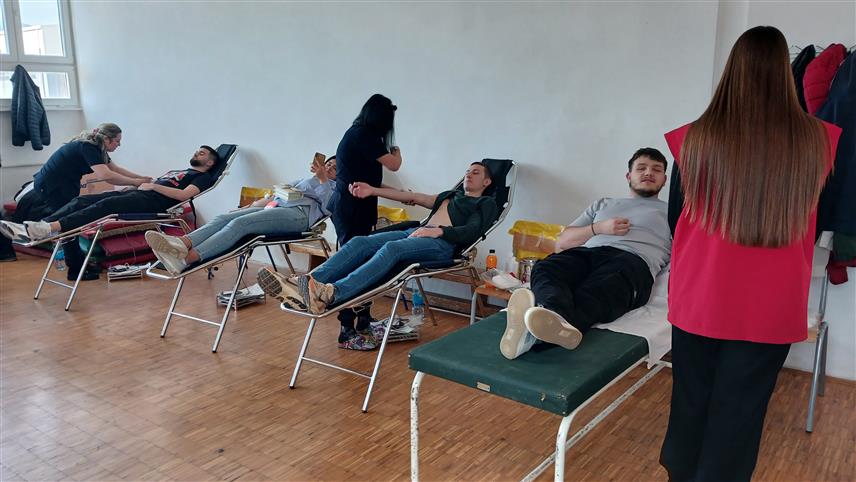 ИСТОЧНО НОВО САРАЈЕВО, 9. АПРИЛА /СРНА/ - Ученици завршних разреда Средњошколског центра "Источна Илиџа" и Средње школе "28. јуни" учествовали су данас у акцији добровољног давалаштва крви у Источном Новом Сарајеву.