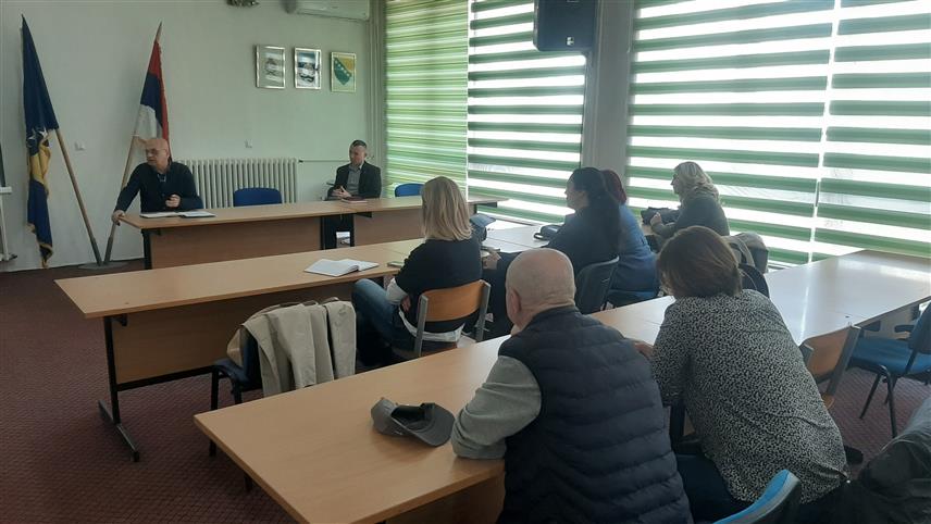 ФОЧА, 9. АПРИЛА /СРНА/ - У Фочи је данас представљен програм самозапошљавања "Започни и унаприједи свој посао" Подручне привредне коморе из Требиња, који укључује обуку за предузетништво и додјелу грантова за најуспјешније пословне приједлоге.