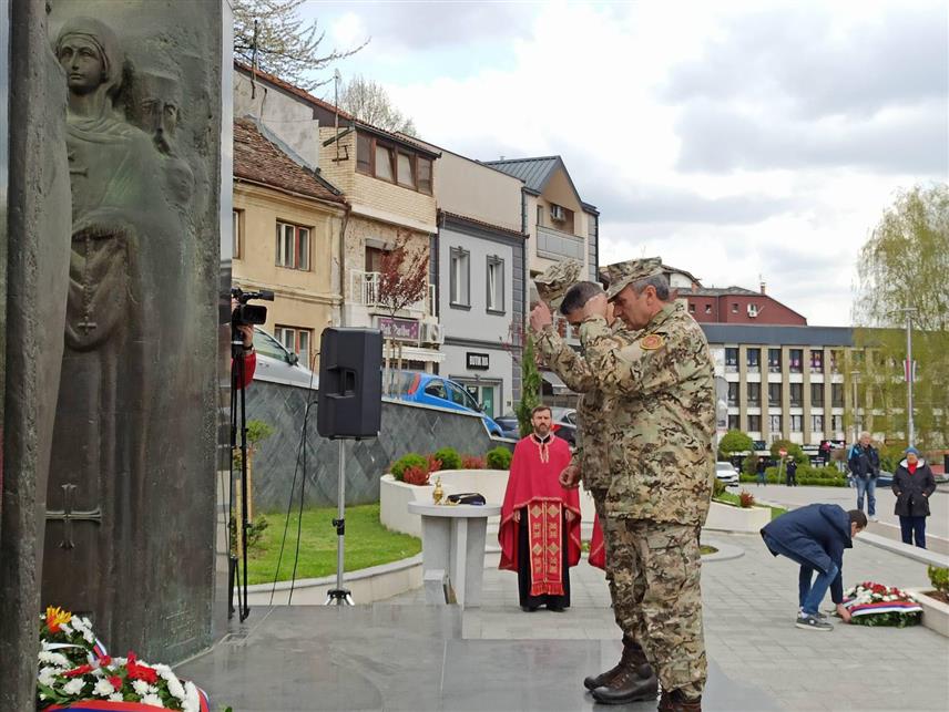 ЗВОРНИК, 9. АПРИЛА /СРНА/ - Парастосом, полагањем вијенаца и паљењем свијећа на споменик 1.080 погинулих бораца у Одбрамебно-отаџбинском рату, у Зворнику су данас обиљежене 33 године ослобођења града од муслиманских паравојних формација.