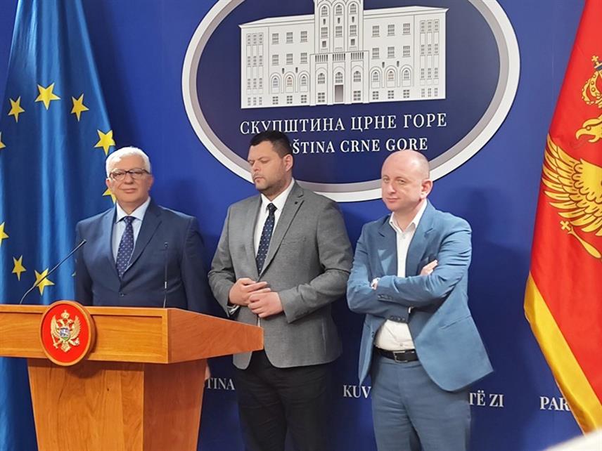 ПОДГОРИЦА, 9. АПРИЛА /СРНА/ - Предсједник Нове српске демократије /НСД/ Андрија Мандић, лидер Демократске народне партије /ДНП/ и посланик у Скупштини Црне Горе Милан Кнежевић и носилац листе "За будућност Никшића" Марко Ковачевић на конференцији за новинаре у Подгорици.