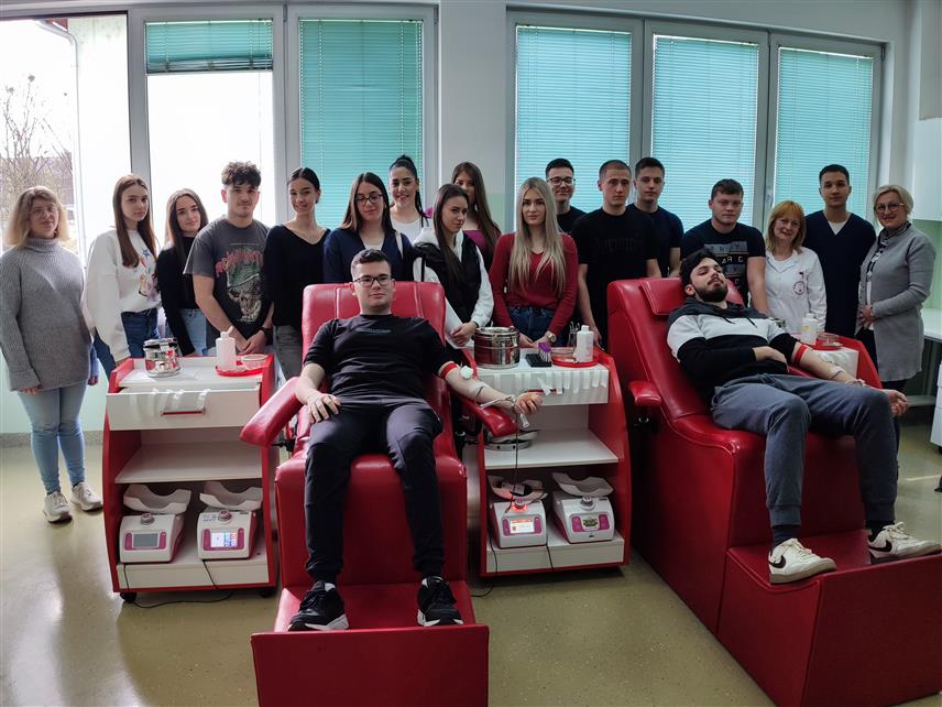 ГРАДИШКА, 9. АПРИЛА /СРНА/ - Више од 50 пунољетних ученика три средње школе у Градишци данас је добровољно дало крв у тродневној акцији давалаштва коју организује градски Црвени крст.