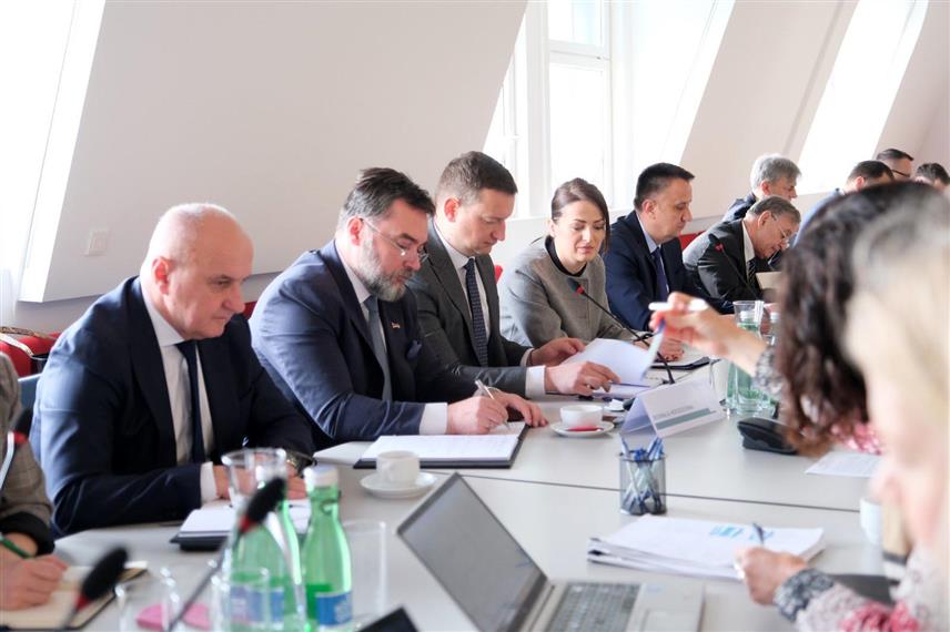 БЕЧ, 9. АПРИЛА /СРНА/ - Замјеник предсједавајуће Савјета министара Сташа Кошарац на састанку у Бечу са директором Секретаријата Енергетске заједнице Артуром Лорковским.