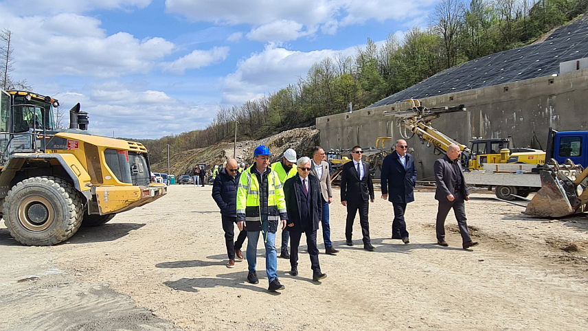 ДОБОЈ, 9. АПРИЛА /СРНА/ - Министар саобраћаја и веза Републике Српске Недељко Чубриловић током обиласка радова на дионици ауто-пута Руданка-Путниково брдо код Добоја са вршиоцем дужности директора "Аутопутева Републике Српске" Недељком Ћорићем и представником "Интеграл инжењеринга".