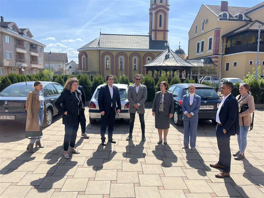 КОЗАРСКА ДУБИЦА, 9. АПРИЛА /СРНА/ - У пратњи општинских званичника, минисар просвјете и културе Жељка Стојичић и стручњаци ресора за предшколско образовање и васпитање обишли су данас четири алтернативне локације у Козарској Дубици у којима би се уз прилагођавања стандардима, могла смјестити дјеца из вртића "Пчелица".