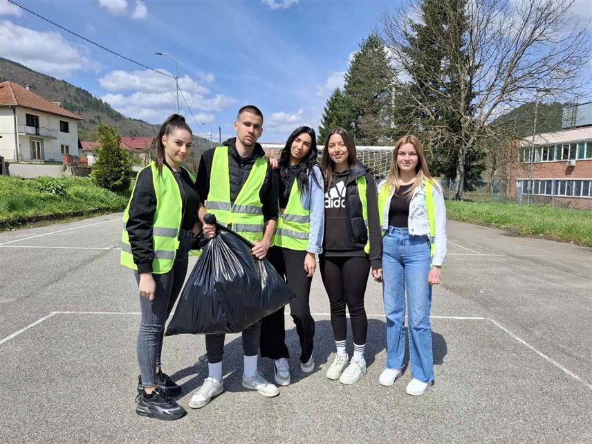 ВИШЕГРАД, 9. АПРИЛА /СРНА/ - Ученици Средњошколског центра "Иво Андрић" из Вишеграда озваничили су данас почетак традиционалне еколошке акције под називом "Април - мјесец чистоће", која се сваке године организује с циљем уређења јавних површина и подизања еколошке свијести.
