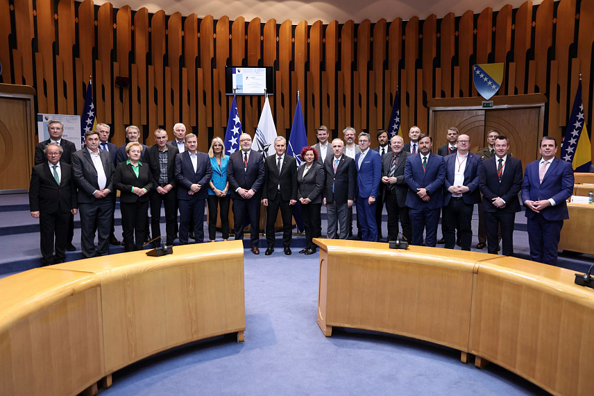 САРАЈЕВО, 9. АПРИЛА /СРНА/ - Чланови делагације Парламентарне скупштине НАТО током састанка са представницима Парламентарне скупштине БиХ у Сарајеву.