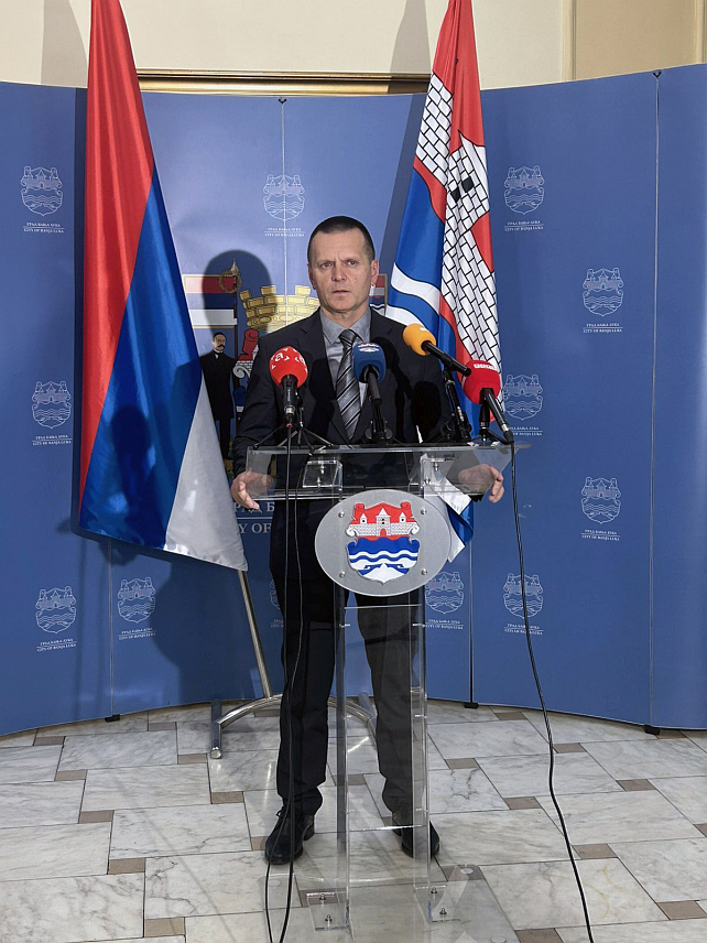 БАЊАЛУКА, 9. АПРИЛА /СРНА/ - Шеф Клуба одборника СНСД-а у Скупштини града Бањалука Драган Лукач изјавио је да је одлука о додјели Кључа града генералном директору Универзитетског клиничког центра Републике Српске Влади Ђајићу донесена искључиво на основу његових професионалних заслуга у области медицине, а не политичког ангажмана