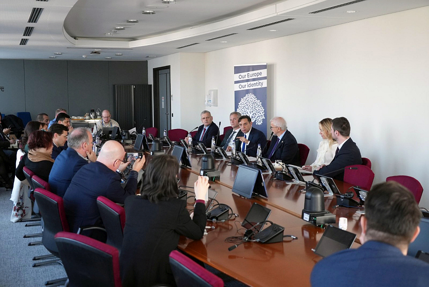 БРИСЕЛ, 9. АПРИЛА /СРНА/ - Потпредсједник Владе Србије Александар Вулин поручио је у Европском парламенту у Бриселу да је вријеме да Србија престане да буде заљубљена у ЕУ и истакао да је Унија изгубила свако морално право да Србију води и оцјењује.