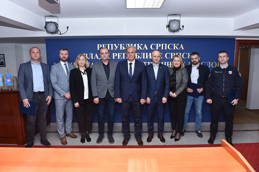 БАЊАЛУКА, 9. АПРИЛА /СРНА/ - Министар унутрашњих послова Републике Српске Синиша Каран и директор Полиције Српске Синиша Кострешевић уручили су, поводом Дана полиције, плакете најзаслужнијим организационим јединицама МУП-а којe су далe посебан допринос у раду Министарства.