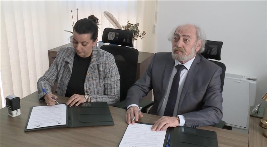 ИСТОЧНО САРАЈЕВО, 9. АПРИЛА /СРНА/ - Вршилац дужности директора Народног позоришта Источно Сарајево Јелена Крстић и директор руског Владимирског академског драмског позоришта Борис Гуњин потписали су споразум о сарадњи ове двије установе културе.