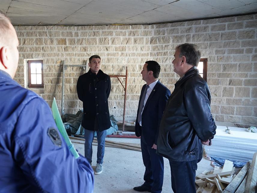 TРЕБИЊЕ, 9. АПРИЛА /СРНА/ - Градоначелник Требиња Мирко Ћурић и начелник градског Одјељења за капиталне инвестиције Синиша Вучуревић посјетили су данас радове на изградњи друге фазе Духовног центра у Мркоњићима, родном селу Светог Василија Острошког и Тврдошког.