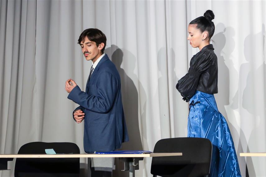 ПАЛЕ, 9. АПРИЛА /СРНА/ - Чланови драмско-рецитаторске секције Средњошколског центра "Пале" извели су вечерас представу "Сумњиво лице" по истоименој комедији Бранислава Нушића, а куповином улазница паљанска публика је учествовала у хуманитарној акцији за помоћ у лијечењу Милана Маџгаља и Тање Продановић.