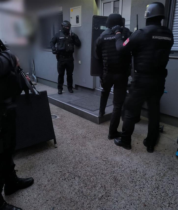 БАЊАЛУКА, 9. АПРИЛА /СРНА/ - Припадници Управе криминалистичке полиције Министарства унутрашњих послова /МУП/ Републике Српске, у сарадњи са Жандармеријом, реализују акцију кодног назива "Хантер" у оквиру које су лишена слободе лица чији су иницијали А.Ч, А.Р. и С.Д. осумњичена за угрожавање сигурности.