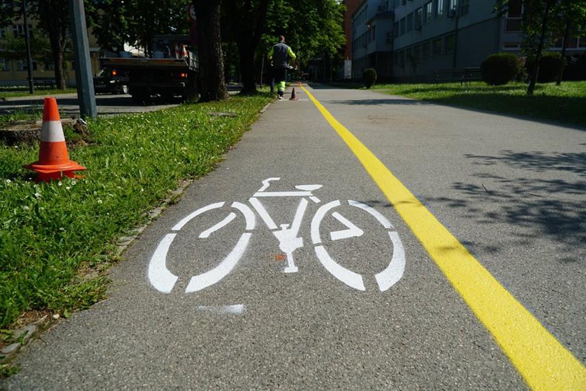 ПРИЈЕДОР, 10. МАЈА /СРНА/ - У Приједору је данас, на иницијативу градоначелника Слободана Јавора, почело исцртавање првих бициклистичких стаза на градским улицама, чиме је и званично започета реализација активности усмјерених ка развоју бициклистичког саобраћаја у граду.
