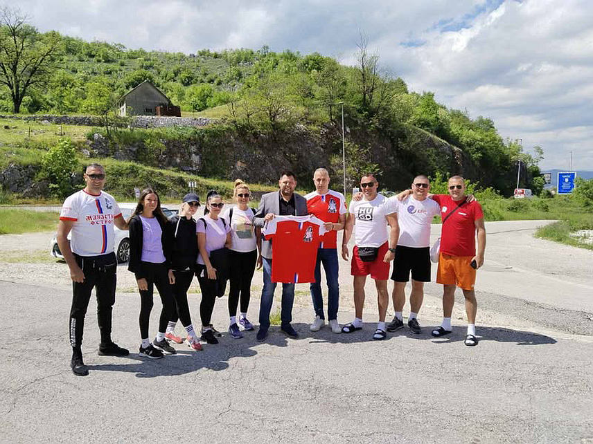 ПОДГОРИЦА, 10. МАЈА /СРНА/ - Ходочасници из Билеће, који су јуче ујутро кренули ка Острогу, прошли су Никшић гдје их је дочекао градоначелник Марко Ковачевић.	