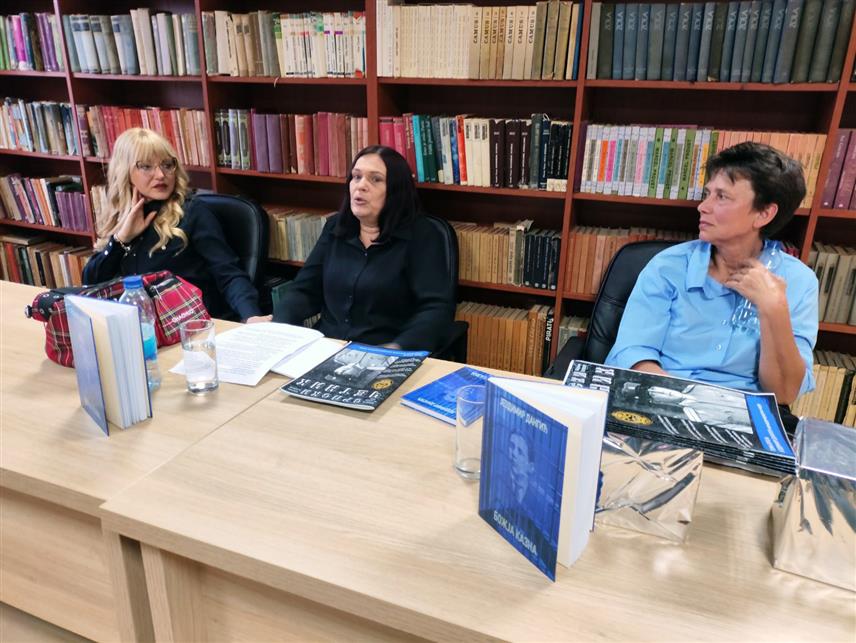 БРАТУНАЦ, 10. МАЈА /СРНА/ - Књига прича "Божја казна" аутора Јездимира Дангића, коју је приредила Борка Драганић из Добоја, представљена је вечерас у Братунцу, мјесту у којем је аутор живио.	