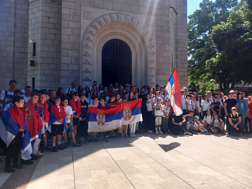 TРЕБИЊЕ, 11. МАЈА /СРНА/ - Око 200 ходочасника из Tребиња кренуло је данас у литију до манастира Мркоњића поводом 12. маја Дана светог Василија Острошког и Tврдошког.