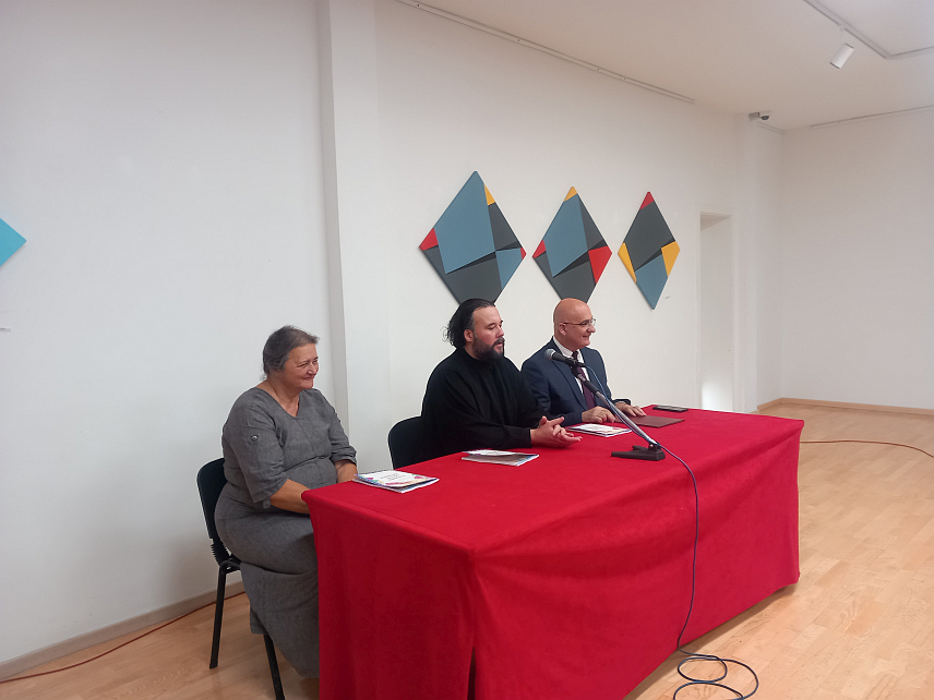 TРЕБИЊЕ, 11. МАЈА /СРНА/ - У Tребињу је данас промовисан зборник радова дјечијег књижевног конкурса "Стазама Светог Василија", а додијељене су награде побједницима ликовног конкурса за ученике.