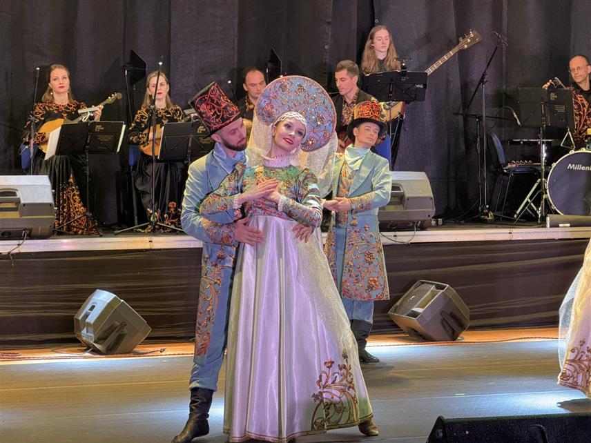 ИСТОЧНО НОВО САРАЈЕВО, 11. МАЈА /СРНА/ - Ансамбл "Марошка" из Санкт Петербурга уприличио је вечерас у Источном Сарајеву концерт руске народне музике, као поклон поводом 80 година од побједе над фашизмом.	