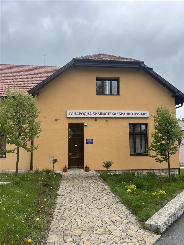 ХАН ПИЈЕСАК, 10. МАЈА /СРНА/ - Народна библиотека "Бранко Чучак" у Хан Пијеску, која на својим полицама има више од 37.000 књига и своје услуге пружа читаоцима широм Републике Српске преко информационог система Кобис, данас је прославила 102. рођендан.