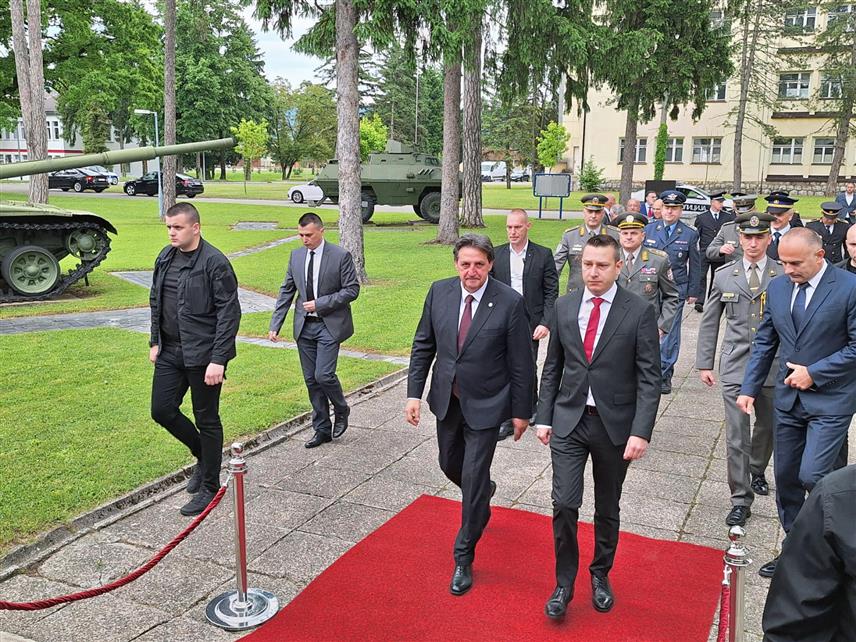 БАЊАЛУКА, 12. МАЈА /СРНА/ - Замјеник министра одбране у Савјету министара Александар Гогановић дочекао је у касарни "Козара" у Бањалуци министра одбране Републике Србије Братислава Гашића.
