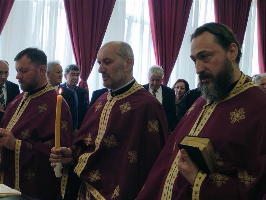 БАЊАЛУКА, 12. МАЈА /СРНА/ - Поводом обиљежавања Дана Војске Републике Српске /ВРС/ и Tрећег пјешадијског /Република Српска/ пука Оружаних снага БиХ у касарни "Козара" у Бањалуци служен је парастос за погинуле борце и цивиле у Одбрамбено-отаџбинском рату.