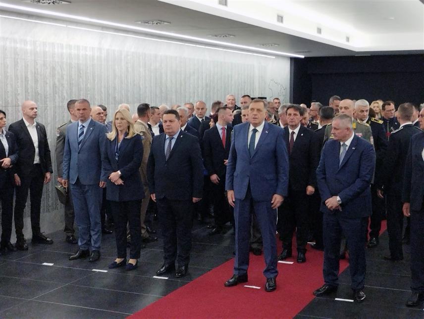 БАЊАЛУКА, 12. МАЈА /СРНА/ - Предсједник Републике Српске Милорад Додик, премијер Радован Вишковић и предсједник Народне скупштине Ненад Стевандић дошли су у касарну "Козара" у Бањалуци, гдје се одржава централна свечаност поводом Дана Војске Републике Српске и Трећег пјешадијског /Република Српска/ пука.